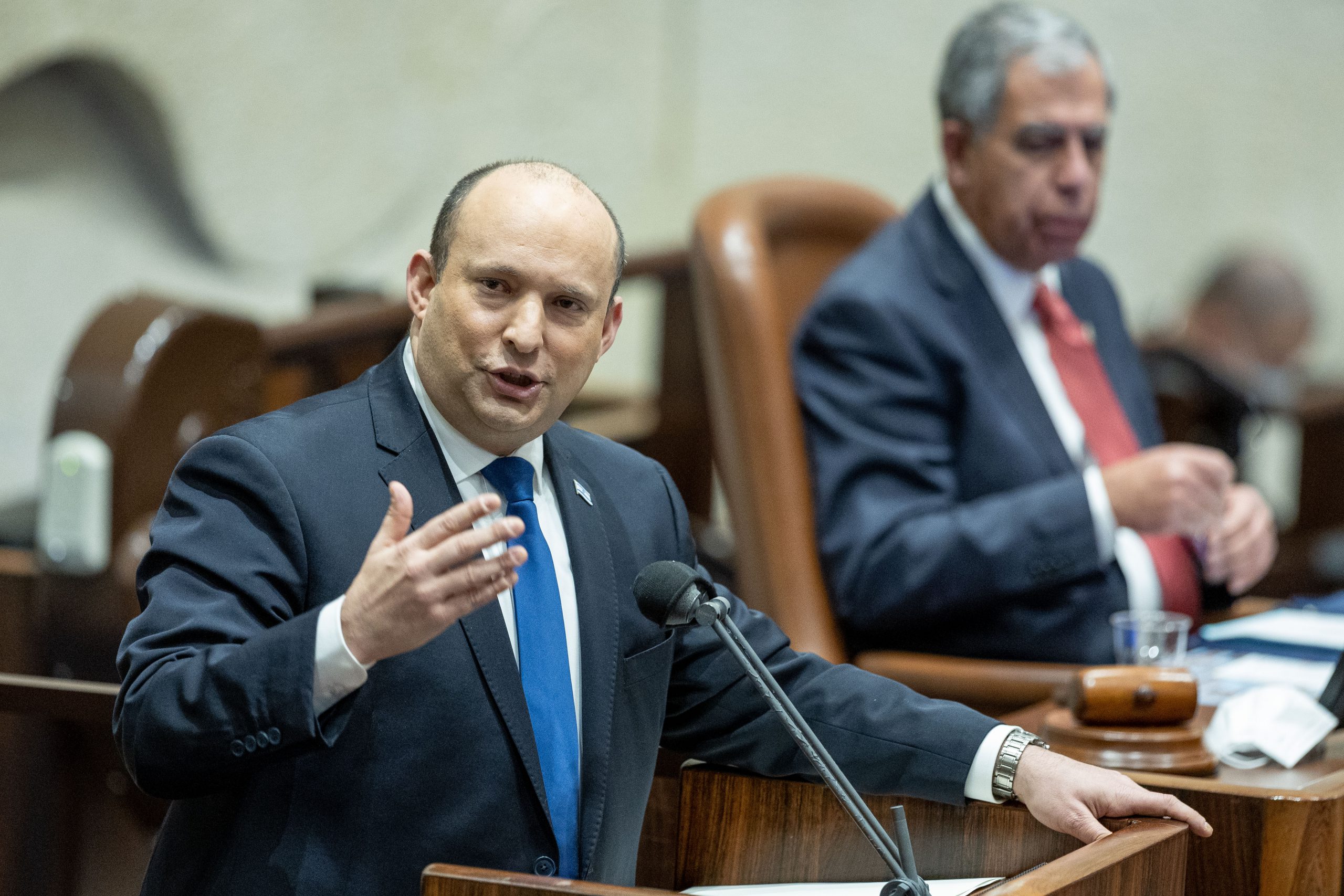 בנט על עסקת הצוללות: "פועלים בניקיון כפיים"