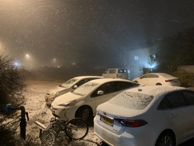 שלג בשכונת היובל ביישוב עלי שבמועצת בנימין.(צילום: תמר אסרף).