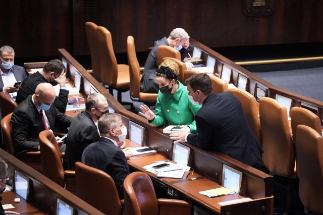 משבר חוק האזרחות: "נמצא עצמנו מחוץ לקואליציה"