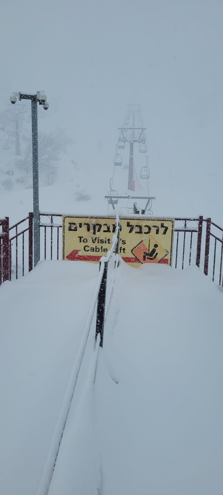 ברק פגע בבית בצפת; שלג כבד בחרמון | צפו