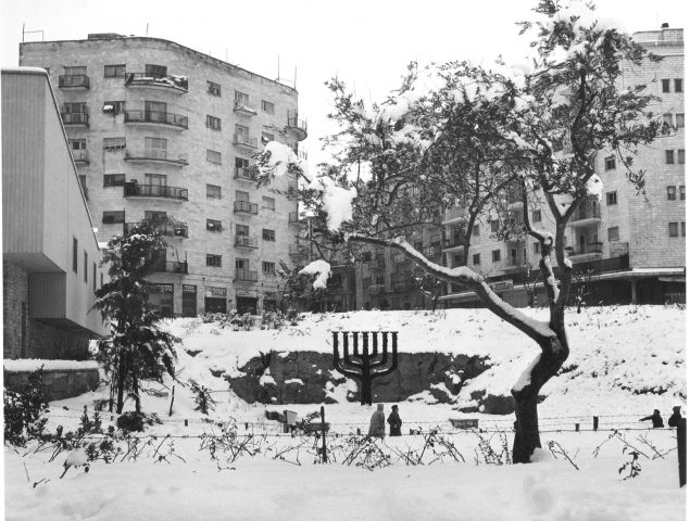 שלג בבית פרומין, 1957