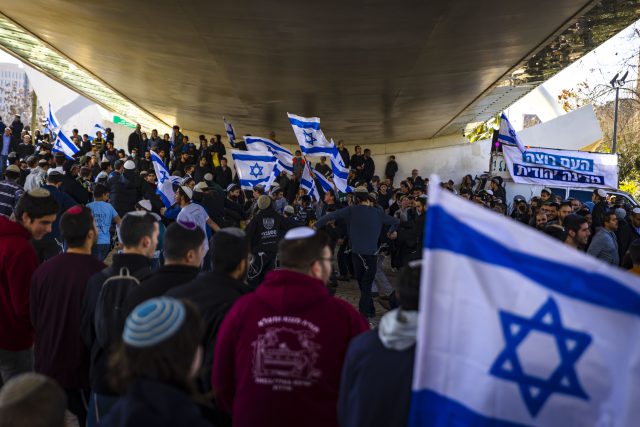 הצועדים בגשר המיתרים (אוליביה פיטוסי/פלאש90)
