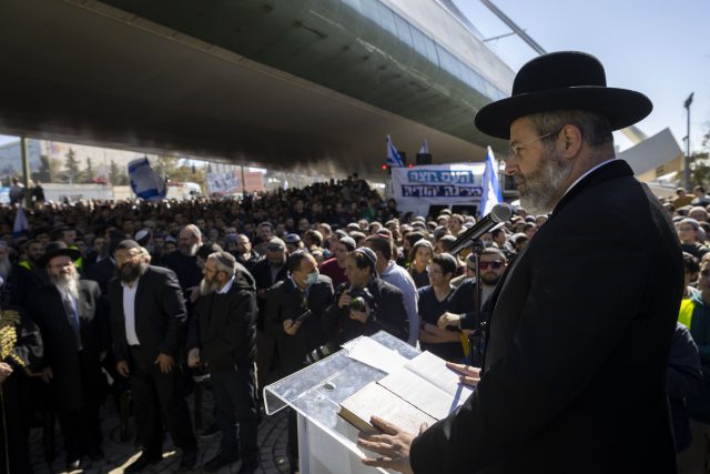 הרב לאו בעצרת לחיזוק הרבנות (אוליביה פיטוסי/פלאש90)
