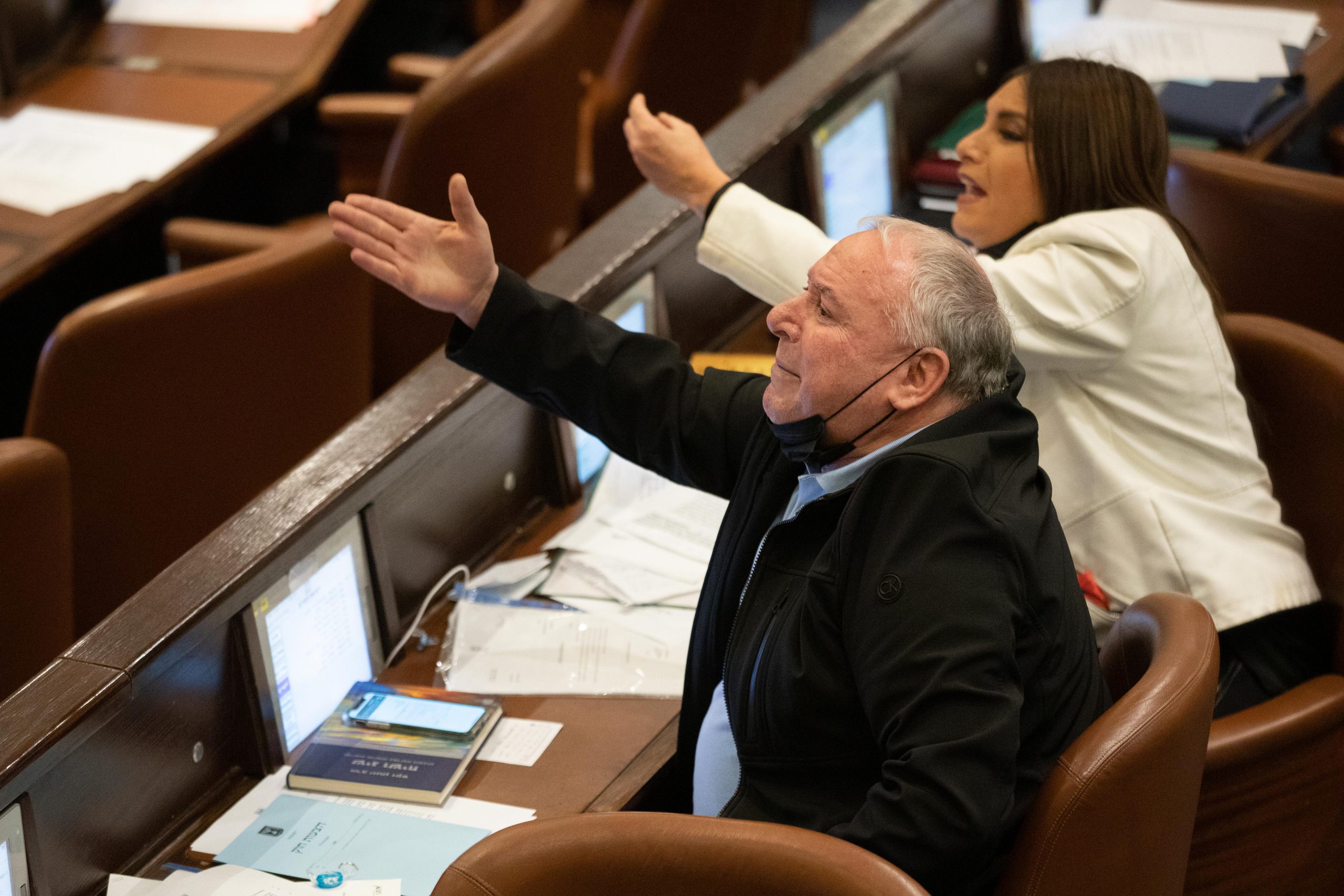 אמסלם להאוזר: "הכנסת של אבא שלך?! – אני לא אצא!"