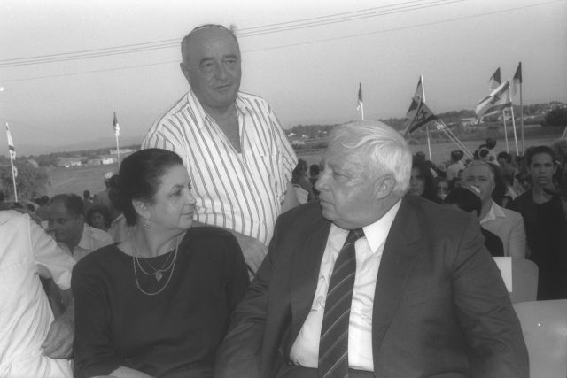 עם השר אריאל שרון באזכרה לחללי הצנחנים 90' (צביקה ישראלי, לעם)