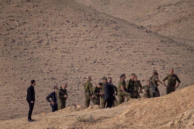 הרמטכ"ל כוכבי במקום האירוע בו נהרגו שני הקצינים (יונתן זינדל/פלאש90)