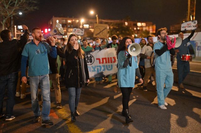 המתחמים מול בית שר הבריאות: '26, ניצן תתבייש'