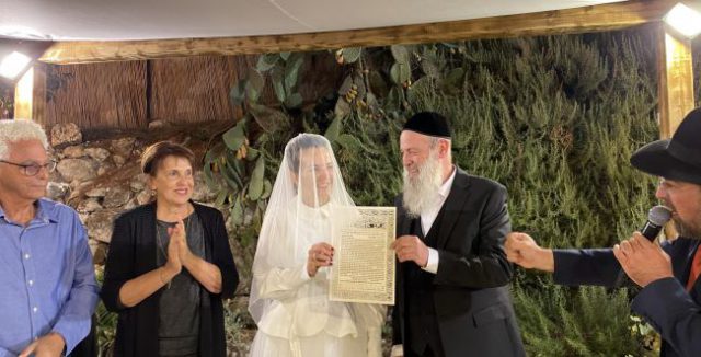 בחתונה