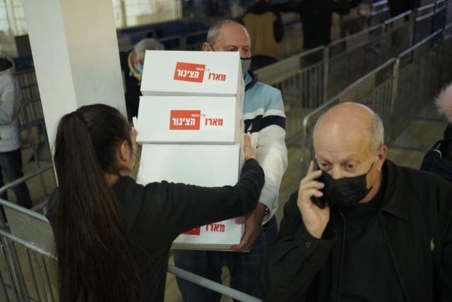 הפקה הצינור מחלקת מארזים בהפגנה (באדיבות: הצינור)