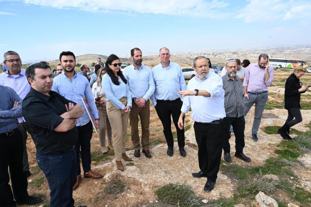 שקד בהתיישבות הצעירה: פועלים להסדיר את החשמל