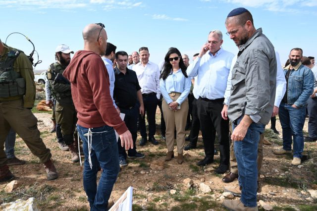 שקד בהתיישבות הצעירה: פועלים להסדיר את החשמל