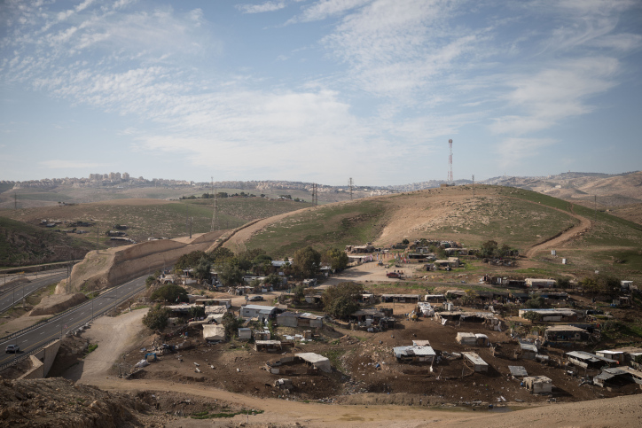 מפתיע: מתנחלים פנו לבנט נגד פינוי חאן אל אחמר
