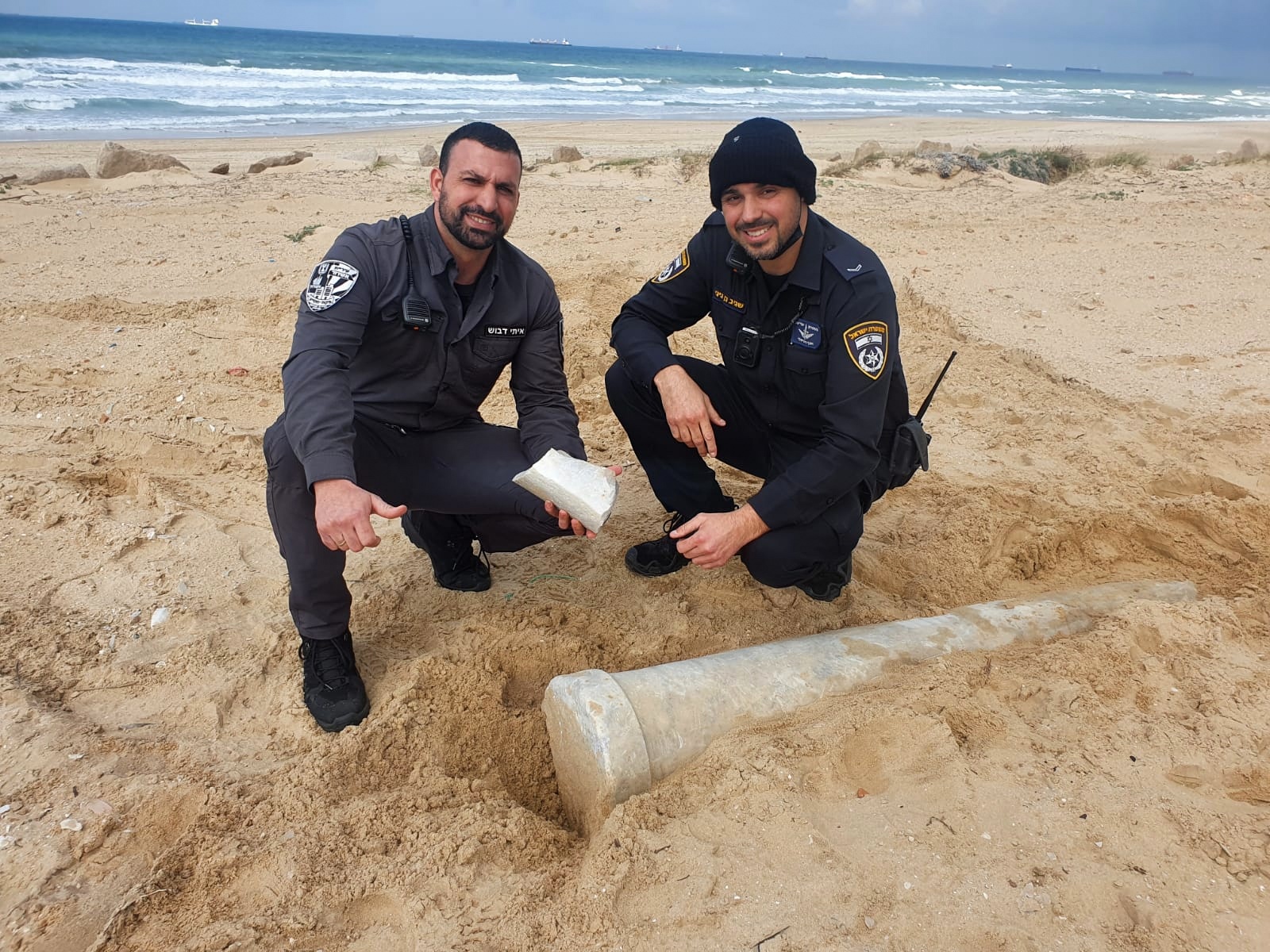 שוטרים גילו בחוף אשדוד עמוד שיש בן כ-1,500 שנה