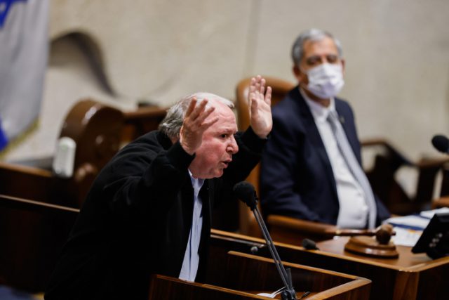מנסים לחנך אותו שלא ידבר עם הידיים