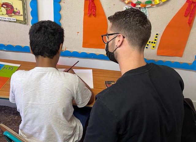 מדהים: שמלה מציורים של ילדים במקלט לנשים מוכות