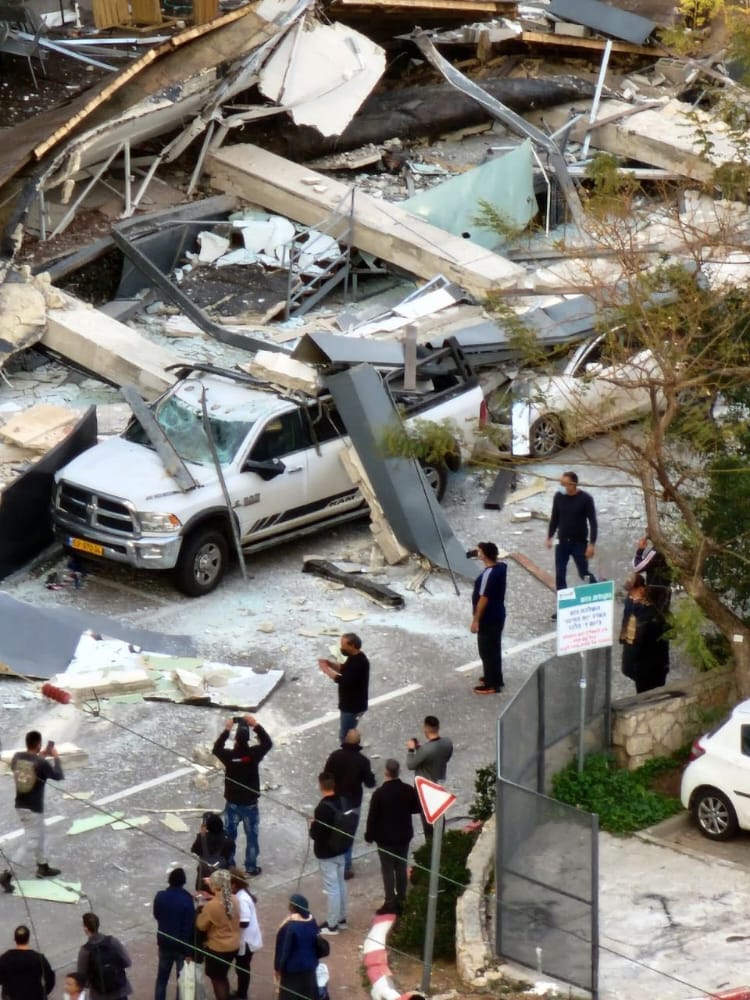 הרצליה: גגון מרפסת סמוך לערוץ הספורט – קרס | צפו