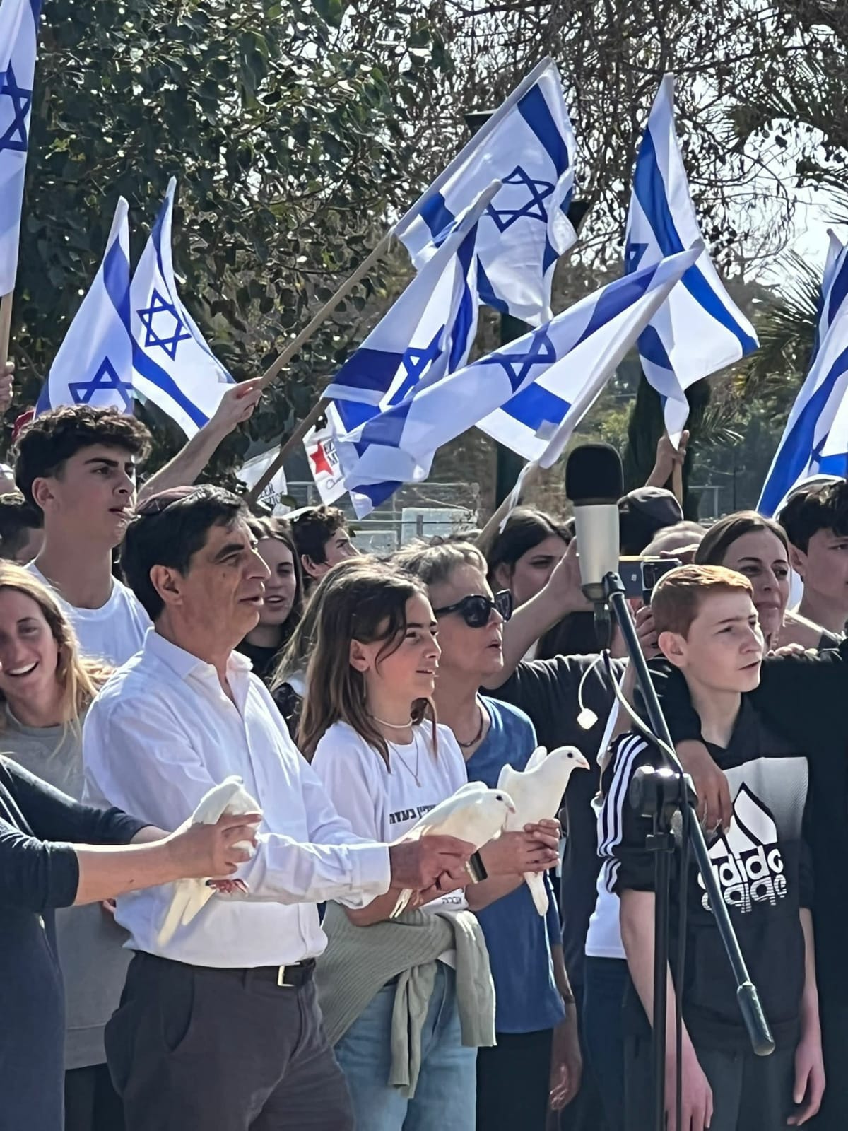 צפו: שירת המונים לציון יום הולדתו של הדר גולדין