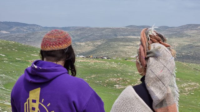 שלמה ולין צור צופים בהריסת ביתם לאחר שהורחקו מהבית