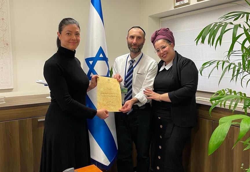 שרת התחבורה מעניקה תעודת הוקרה לנהג שניטרל את המחבל מהפיגוע באר שבע