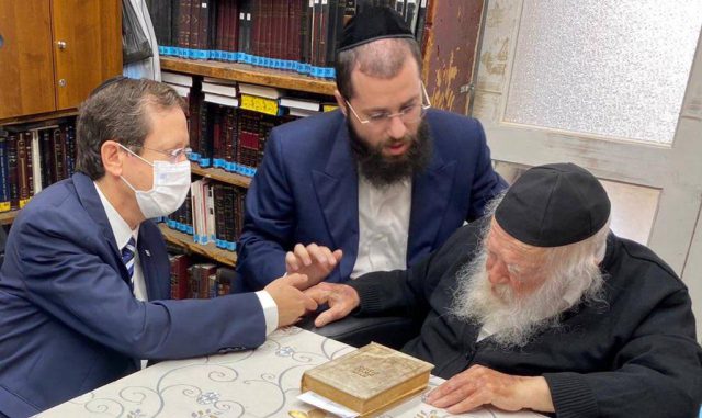 הרצוג בביקור אצל הרב קנייבסקי