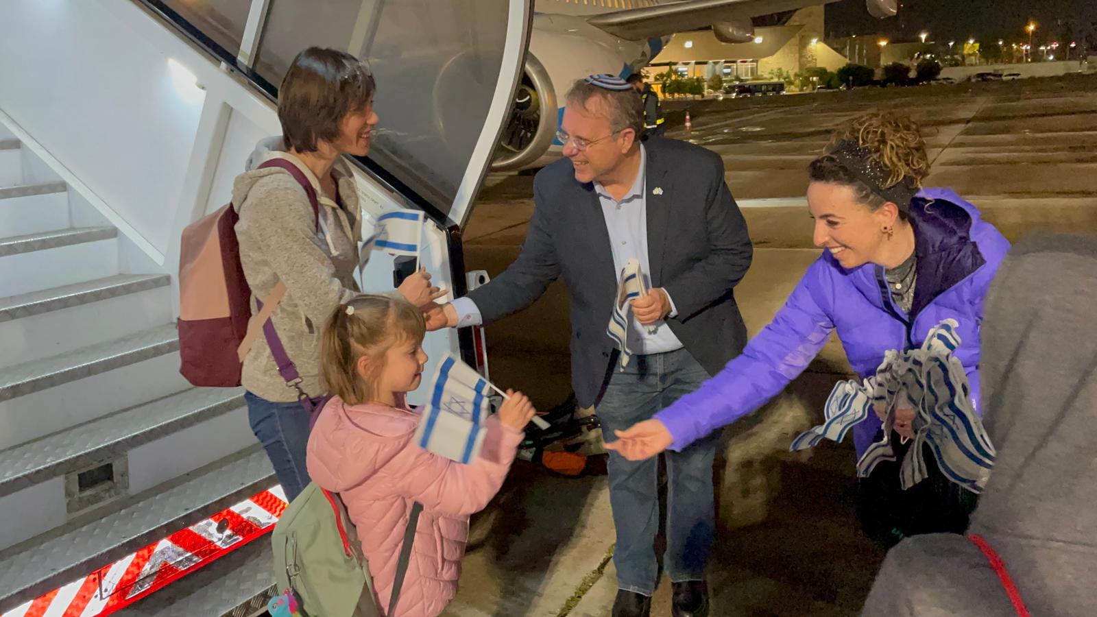 מרגש: משלחת הכנסת חזרה לארץ עם עולים מאוקראינה