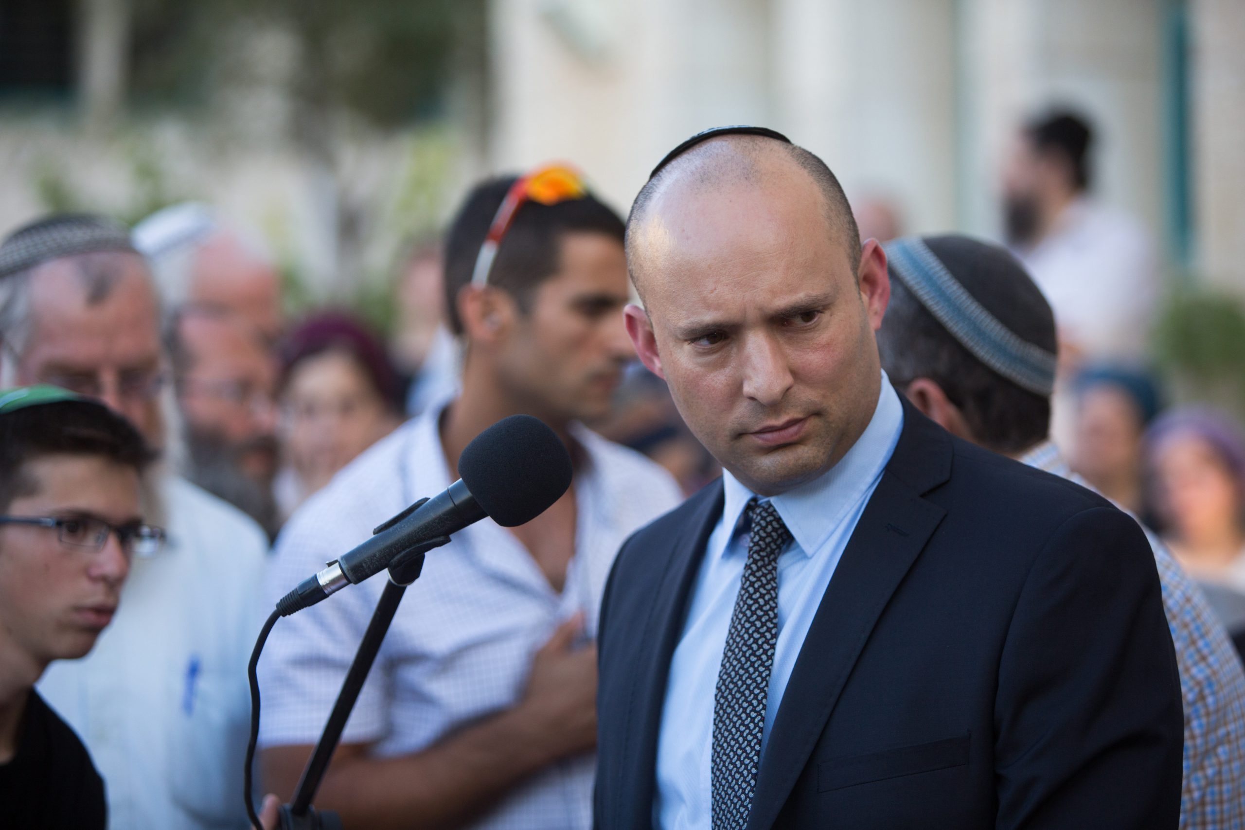 ראש הממשלה בנט עושה את דרכו לזירת הפיגוע בחדרה