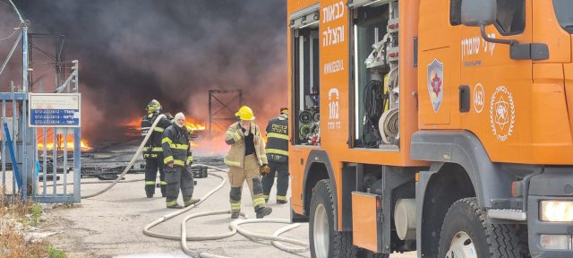 צפו: שריפת ענק בבית אריזה בבקעת הירדן