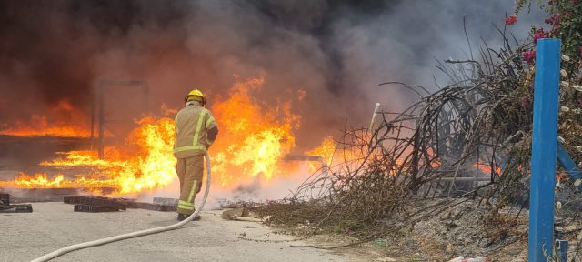 צפו: שריפת ענק בבית אריזה בבקעת הירדן