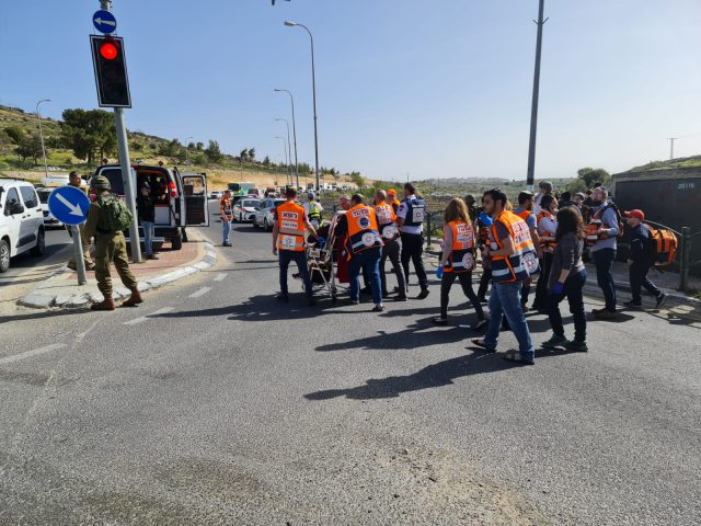 פיגוע דקירה בגוש עציון: 3 פצועים, המחבל נוטרל