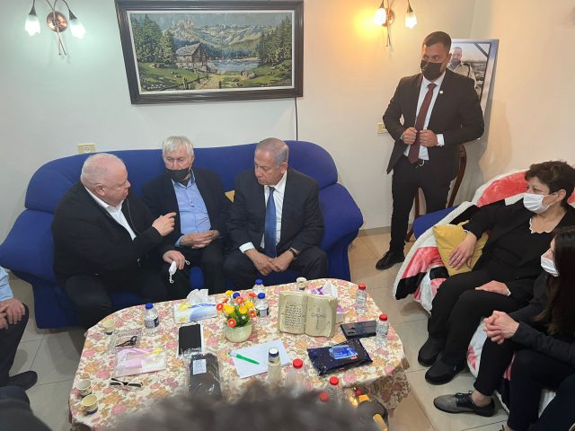 נתניהו בביקור התנחומים