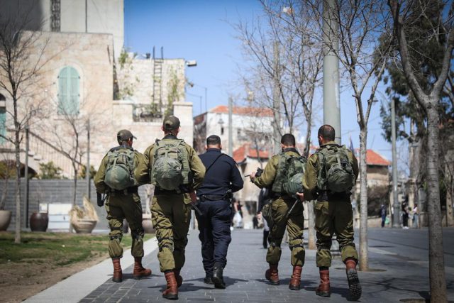 גל הטרור: חיילים מפטרלים ברחובות ירושלים