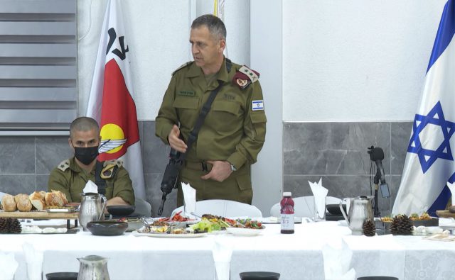 מיקרופון בחדר האוכל