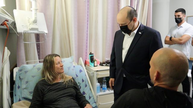 בנט באיכילוב: "נמשיך לרדוף אחרי הטרוריסטים"