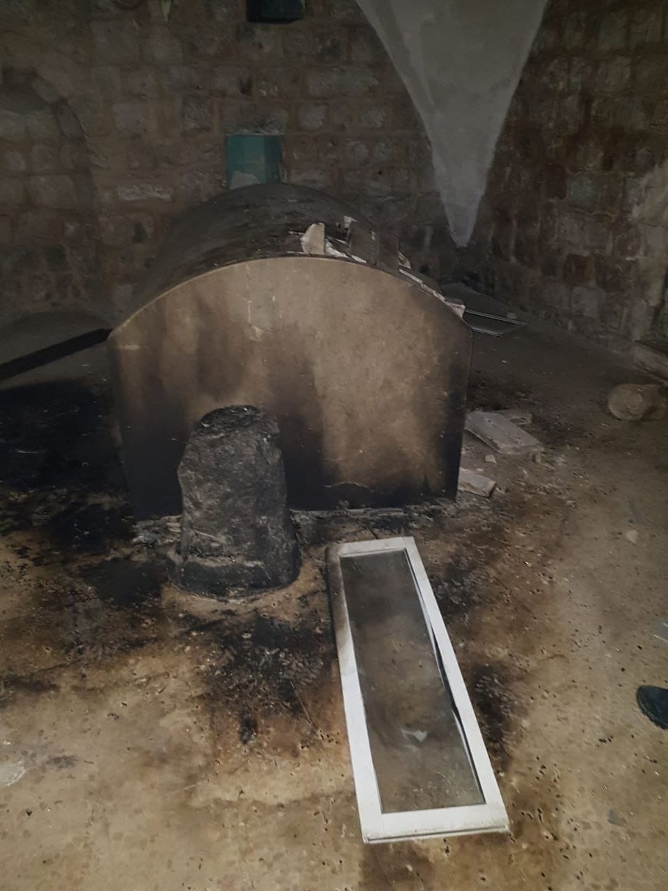 התפרעות אלימה: פלסטינים הציתו את קבר יוסף בשכם