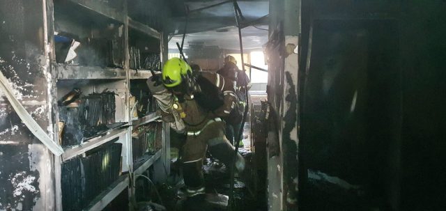 שריפה בבית הכנסת: לוחמי האש חילצו את ספרי התורה