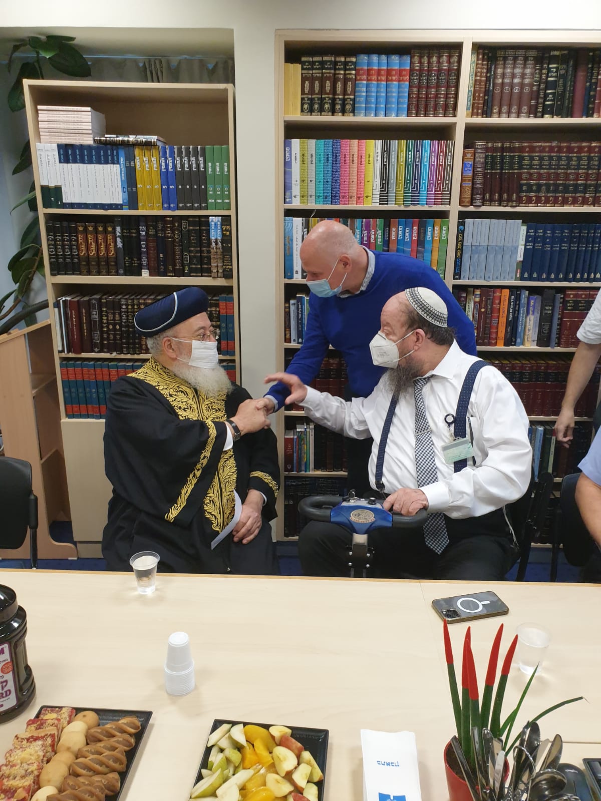 הרב עמאר הגיע למכירת חמץ בבית החולים הדסה