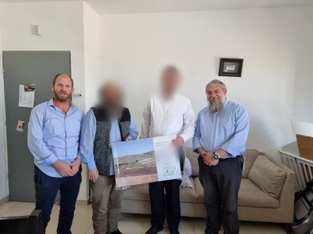 פגישה מרגשת בין פצוע הפיגוע בגוש עציון למצילו