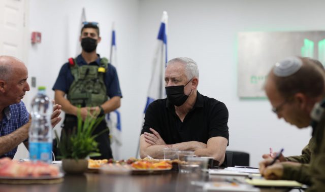 גנץ באולטימטום: "המהלכים שעשינו בעזה – יחזרו לאחור"