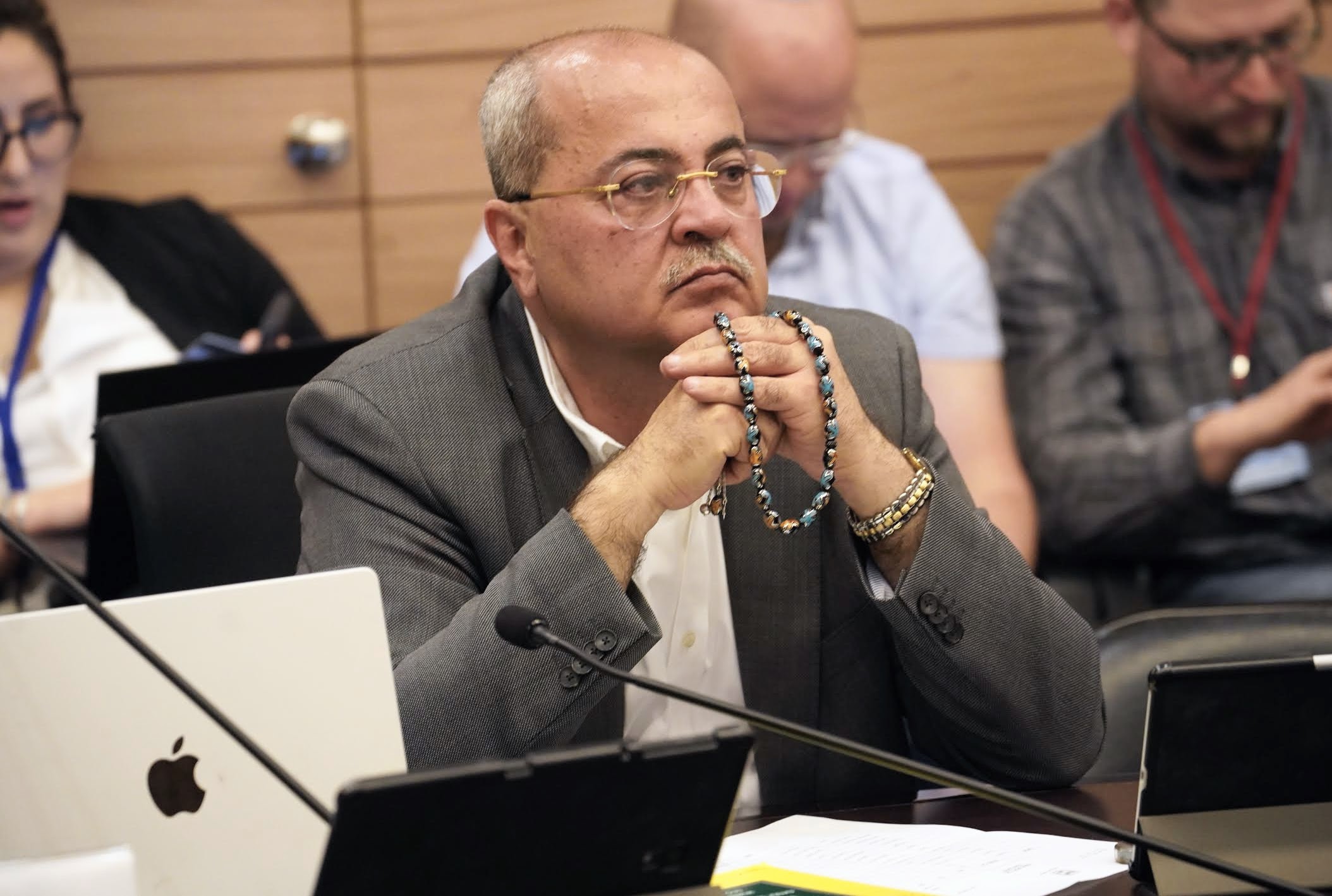 טיבי בוועדה