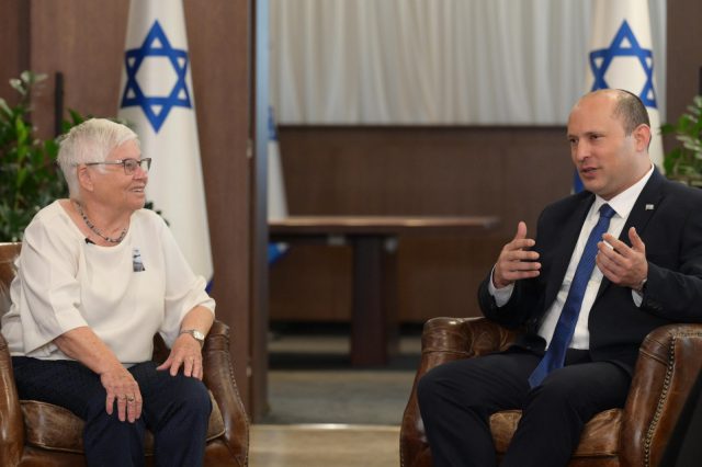 זיכרון בלשכה: בנט אירח את שורדת השואה עליזה לנדאו