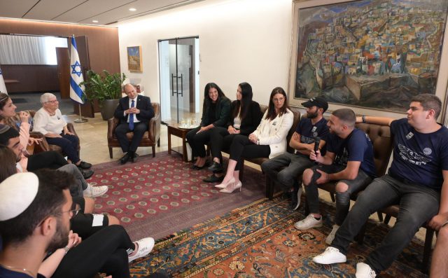 זיכרון בלשכה: בנט אירח את שורדת השואה עליזה לנדאו