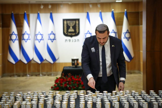 ח"כ יום טוב כלפון מדליק נר לזכר הנספים (נועם מוסקוביץ', דוברות הכנסת)