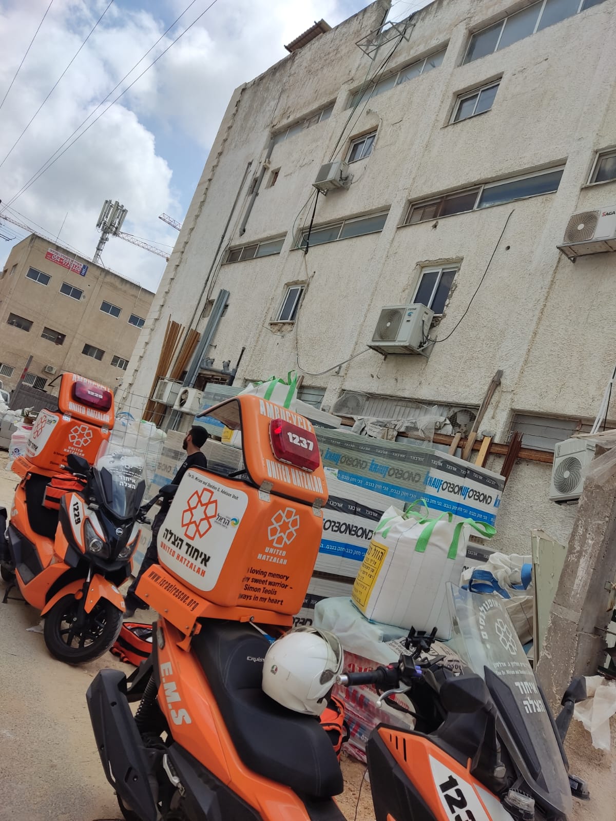 פועל בניין כבן 60 נפל מגג ברעננה