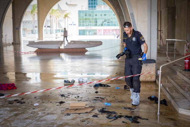 זירת ההצתה בכניסה לעיריית אשדוד (פלאש90)