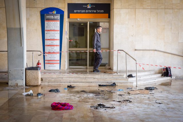 זירת ההצתה בכניסה לעיריית אשדוד (פלאש90)