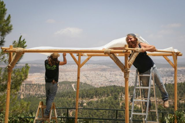 מכינים חופה