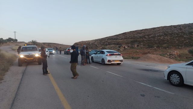 תושבים חוסמים את הכניסה לאל מועייר