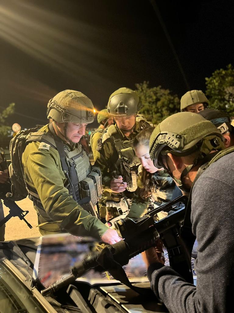 מחבל חדר לתקוע עם סכין; תושב ירה בו בפתח הבית