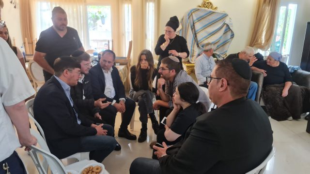 נטלי דדון הגיעה לנחם את משפחתו של הנרצח בפיגוע באלעד