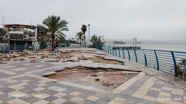 נזקי מזג האוויר: הרס וחורבן בטיילת בטבריה. צפו בתיעוד